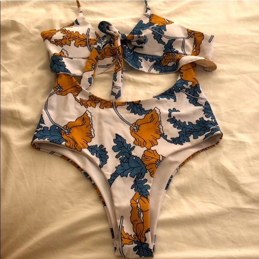 Swimsuit one piece ✨💛